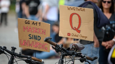 Schilder bei einer Protestkundgebung der Initiative „Querdenken 711“ in Stuttgart. (Foto: Sebastian Gollnow/dpa)