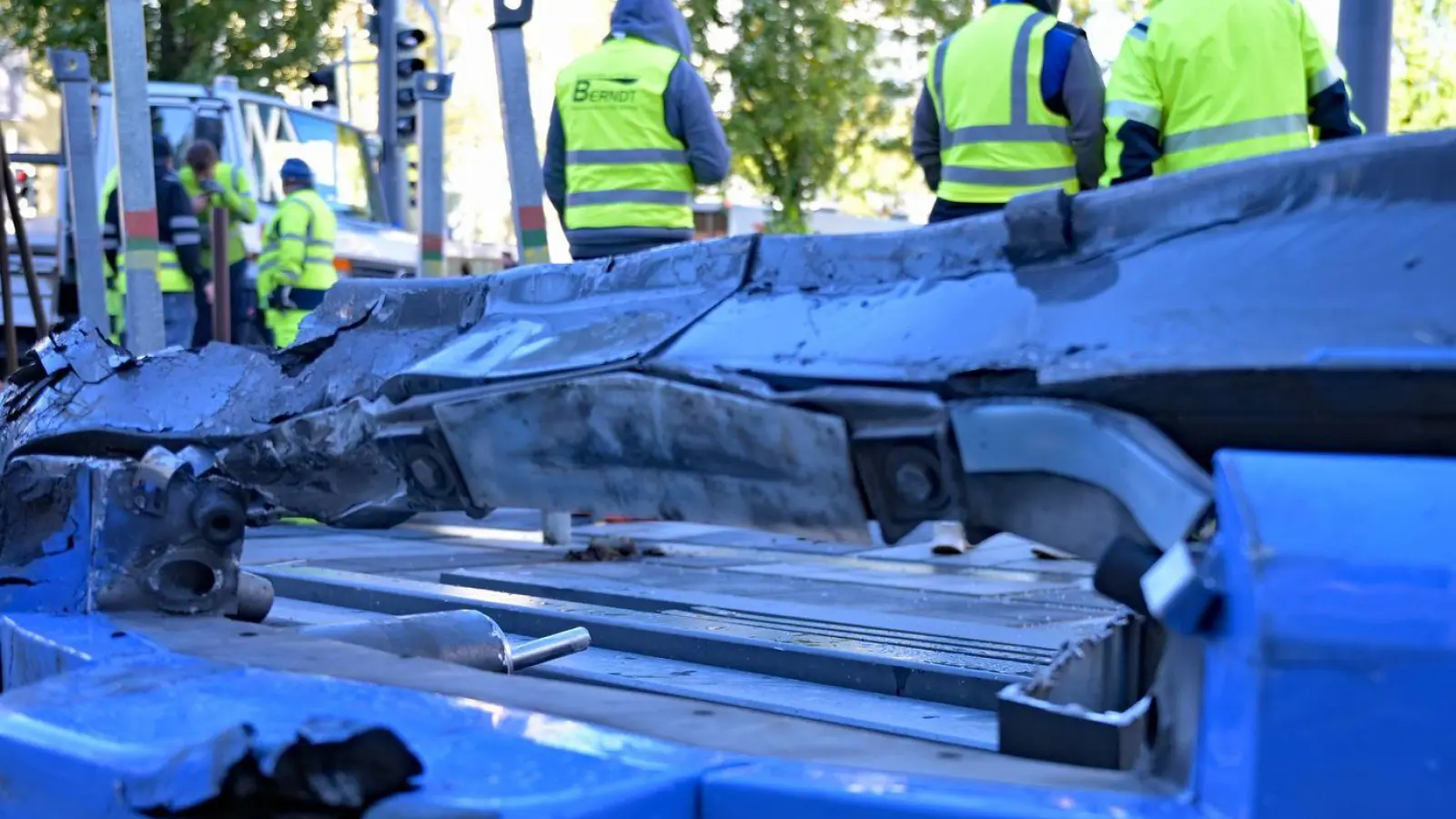 Teile der entgleisten Tram liegen am Unfallort. (Foto: Malin Wunderlich/dpa)