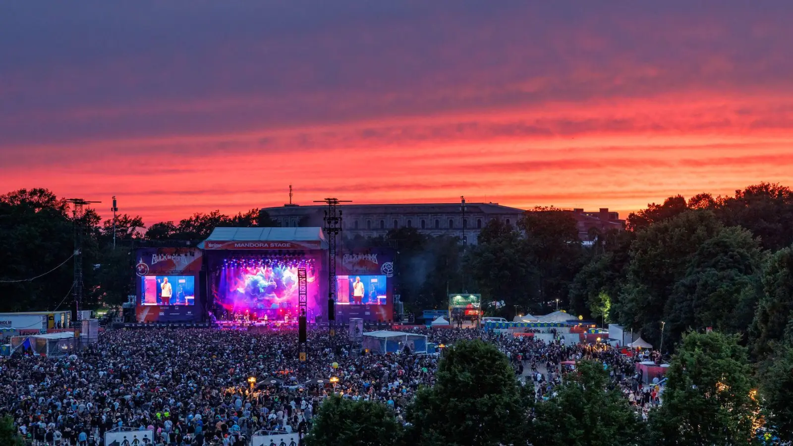 2024 verwöhnte das Festival die Fans mit Sonne pur. Die Aussichten für 2025 sind deutlich durchwachsener. (Archivbild) (Foto: Daniel Karmann/dpa)