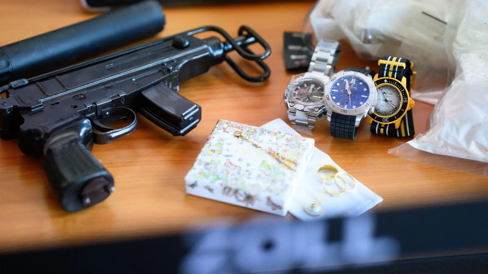 Waffen, Drogen, Luxusuhren - der Zoll wird bei Verbrecherbanden immer wieder fündig. (Foto: Bernd von Jutrczenka/dpa)