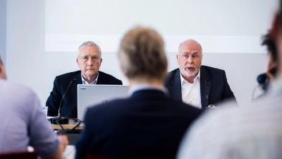 Ulrich Silberbach (r), Bundesvorsitzender des Beamtenbundes dbb, und Manfred Güllner, forsa Geschäftsführer, haben die Ergebnisse einer Befragung vorgestellt. (Foto: Christoph Soeder/dpa)