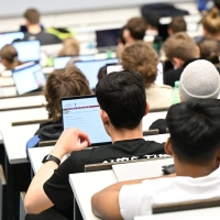 Frist verpasst? Auf der Studienplatzbörse der Hochschulrektorenkonferenz können Interessierte nach freien Plätzen fürs Wintersemester suchen. (Foto: Bernd Weißbrod/dpa/dpa-tmn)
