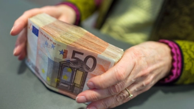 Wenn es in kleinen Firmen finanziell eng wird, verzichten die Inhaber häufig auf ihr eigenes Gehalt, anstatt einen Kredit aufzunehmen.  (Foto: Matthias Balk/dpa)