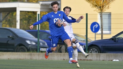 Doppeltorschütze für Steinachgrund im Hinspiel in Mögeldorf: Yacine Kemenni (in Blau, hier im Zweikampf mit Luis Weiß vom SC 04 Schwabach). (Foto: Martin Rügner)