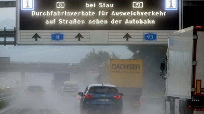 In Tirol gelten ab dem 20. Dezember wieder Fahrverbote auf Ausweichrouten: Auch in Bayern wurden an wichtigen Autobahnausfahrten Fahrverbote eingeführt, um den Ausweichverkehr in Richtung Salzburg und Kufstein zu unterbinden. (Foto: Peter Kneffel/dpa)