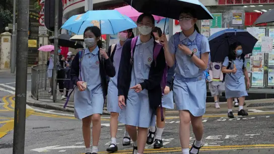 Während der Pandemie setzten die Behörden in Hongkong die Maskenpflicht strikt durch - wer die Regeln brach, wurde mit einer hohen Geldstrafe belangt. (Foto: Kin Cheung/AP/dpa)