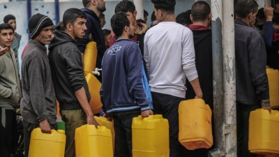Palästinenser stehen Schlange, um sauberes Wasser aus einer Wasserstation zu erhalten. Die humanitäre Lage in Gaza ist katastrophal. (Foto: Ahmed Zakot/dpa)