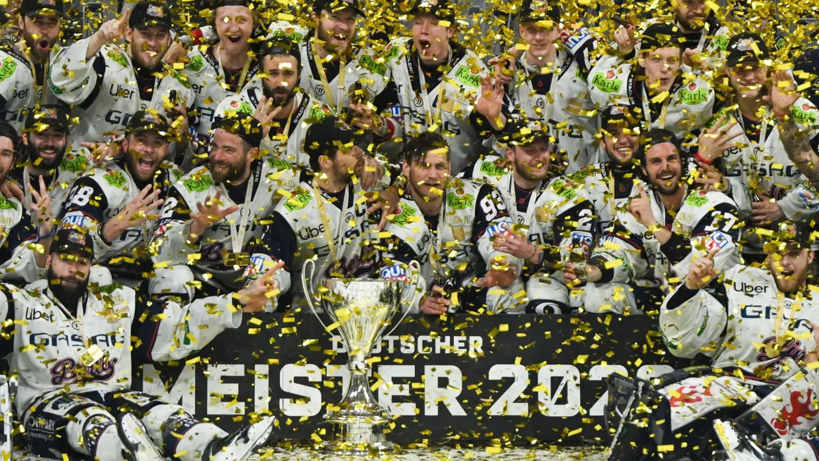 Konfetti für den Meister: Die Eisbären Berlin haben es wieder geschafft. (Foto: Florian Wiegand/dpa)