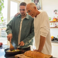 Für den pflegebedürftigen Vater kochen? Das ist mindestens fürsorglich. Steuerlich bringt das aber nicht immer einen Vorteil.  (Foto: Christin Klose/dpa-tmn)