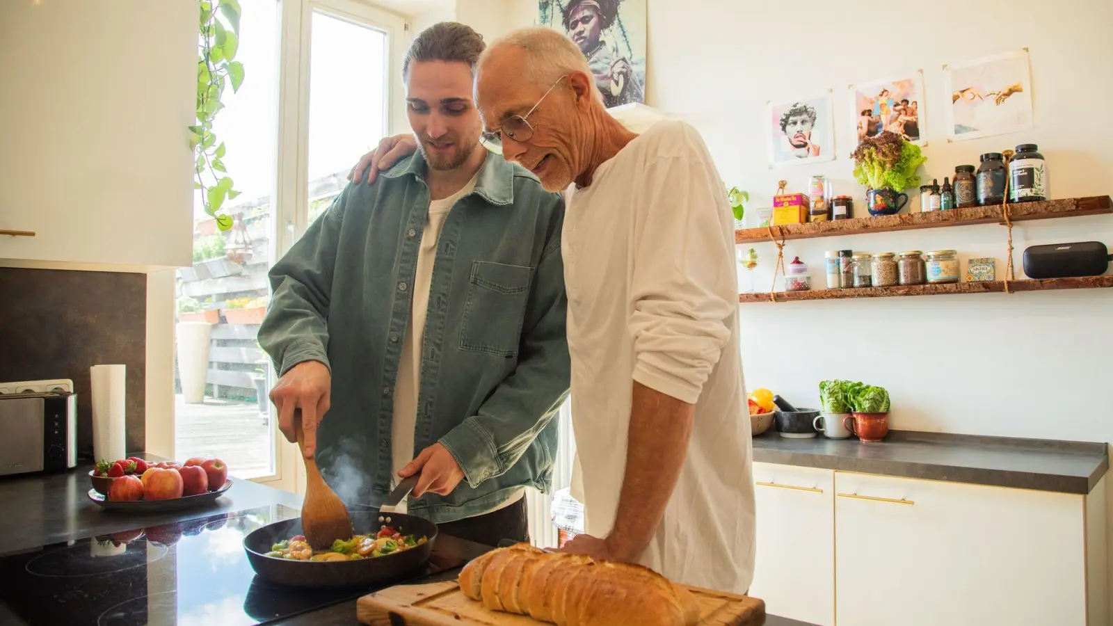 Für den pflegebedürftigen Vater kochen? Das ist mindestens fürsorglich. Steuerlich bringt das aber nicht immer einen Vorteil.  (Foto: Christin Klose/dpa-tmn)