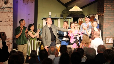 Der neue künstlerische Leiter Jürgen Eick umringt von Team und Ensemble am Ende der Premiere. (Foto: Clarissa Kleinschrot)