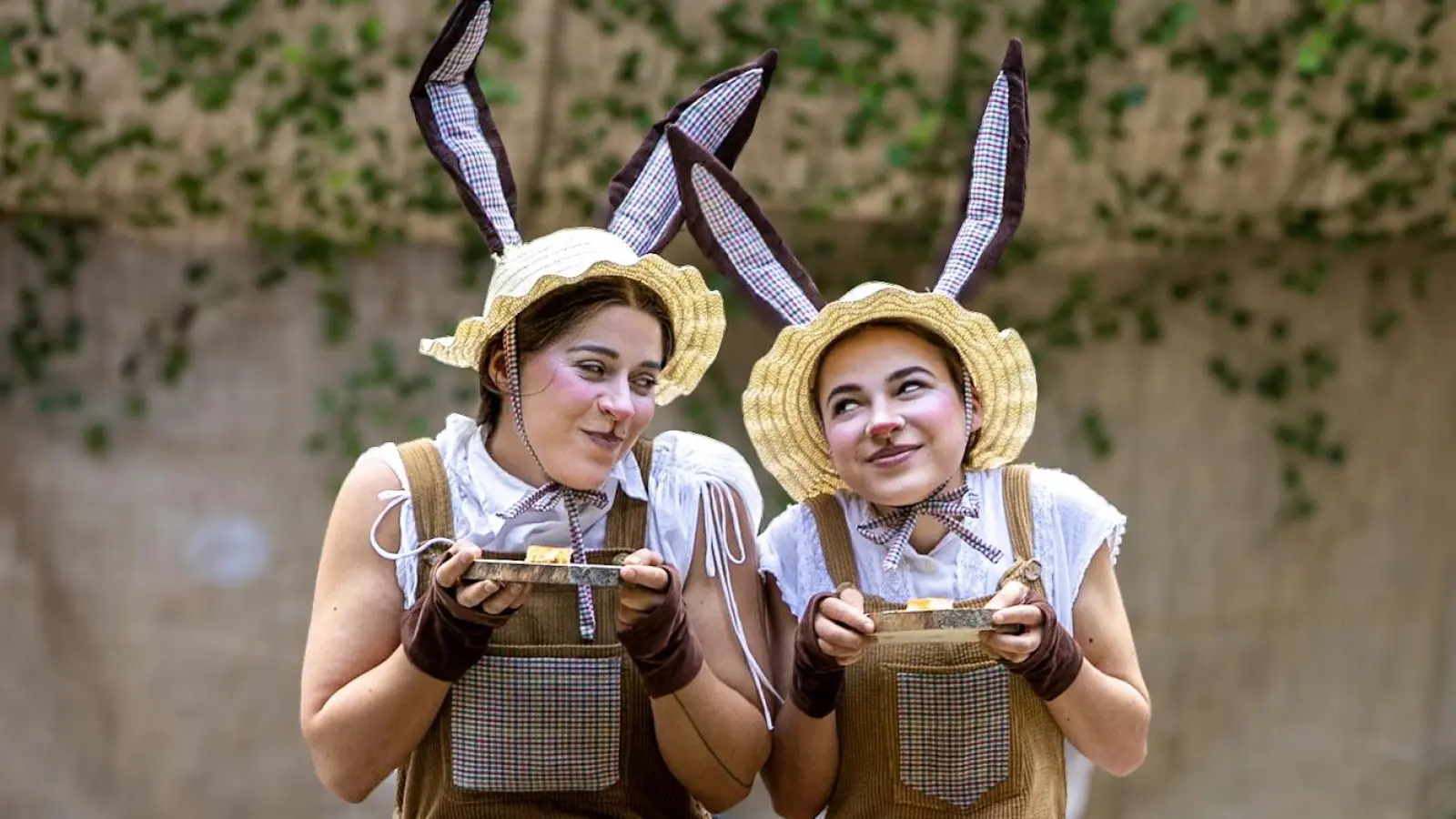 Charmantes Duo: Lotta Zühlke als der großer Hase (links) und Tikki Marie Thöne als kleiner Hase in der Uraufführungsproduktion von „Weißt du eigentlich, wie lieb ich dich hab?“ in Nixel-Garten. (Foto: Andreas Kunkel)