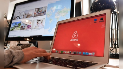  Das neue Registrierungsverfahren soll Bayerns Kommunen bessere Einblicke in den Markt der Online-Unterkunftsvermittler bieten - dadurch soll der Verlust von Wohnraum zugunsten von Ferienwohnungen verhindert werden. (Illustration) (Foto: Jens Kalaene/dpa-Zentralbild/dpa)