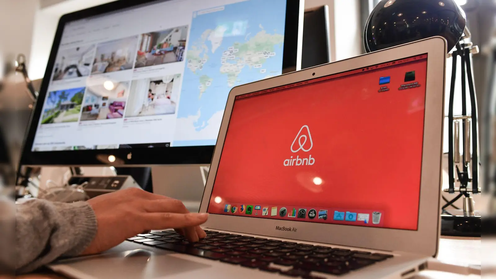  Das neue Registrierungsverfahren soll Bayerns Kommunen bessere Einblicke in den Markt der Online-Unterkunftsvermittler bieten - dadurch soll der Verlust von Wohnraum zugunsten von Ferienwohnungen verhindert werden. (Illustration) (Foto: Jens Kalaene/dpa-Zentralbild/dpa)