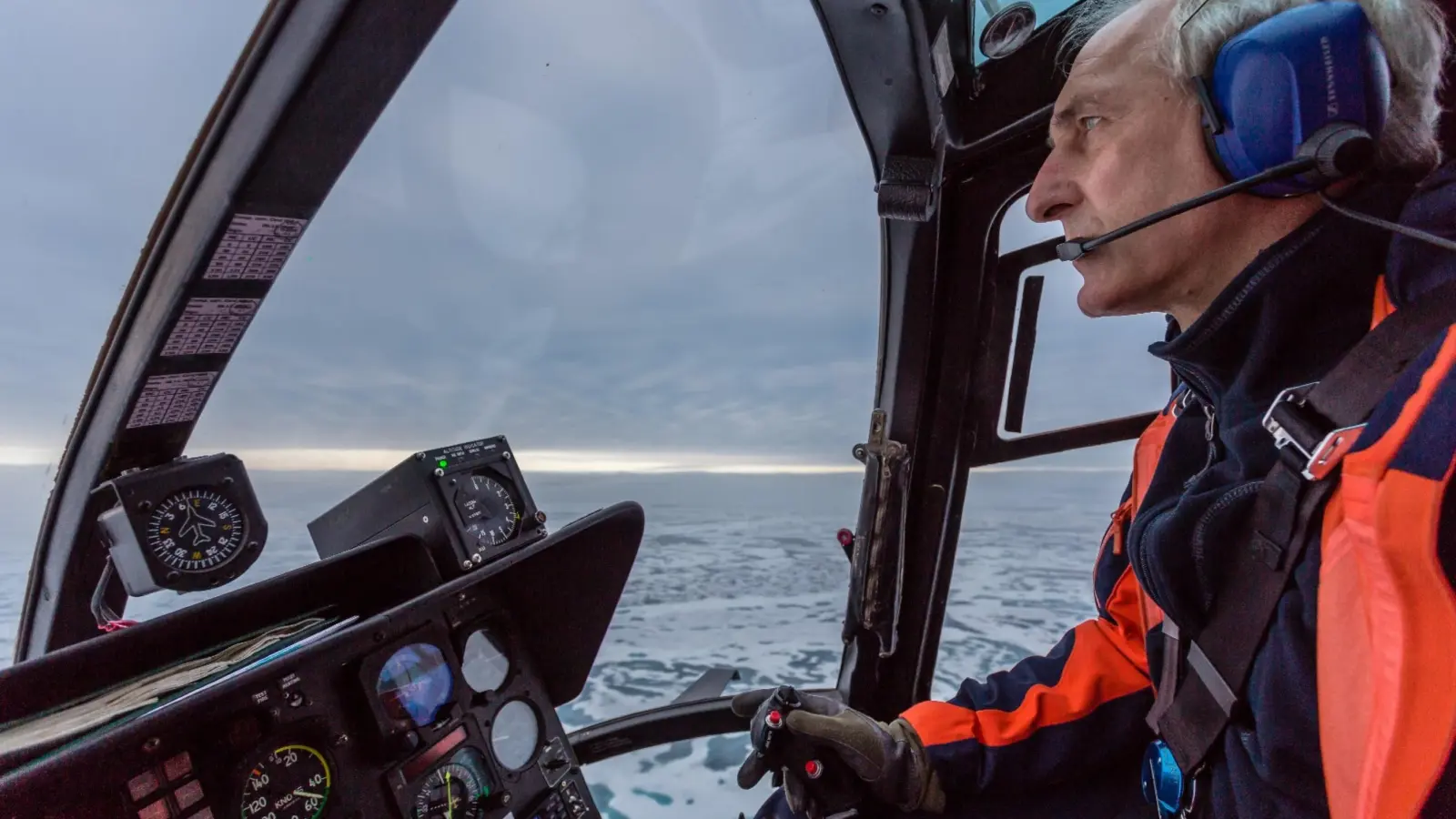 Als Hubschrauberpilot begleitete Klaus Hammrich Forschungsexpeditionen des Eisbrechers „Polarstern“ in Arktis und Antarktis. Das Foto zeigt ihn im<br>Cockpit des von ihm gesteuerten Helikopters bei einem Landeanflug. (Foto: Felicia Winter)