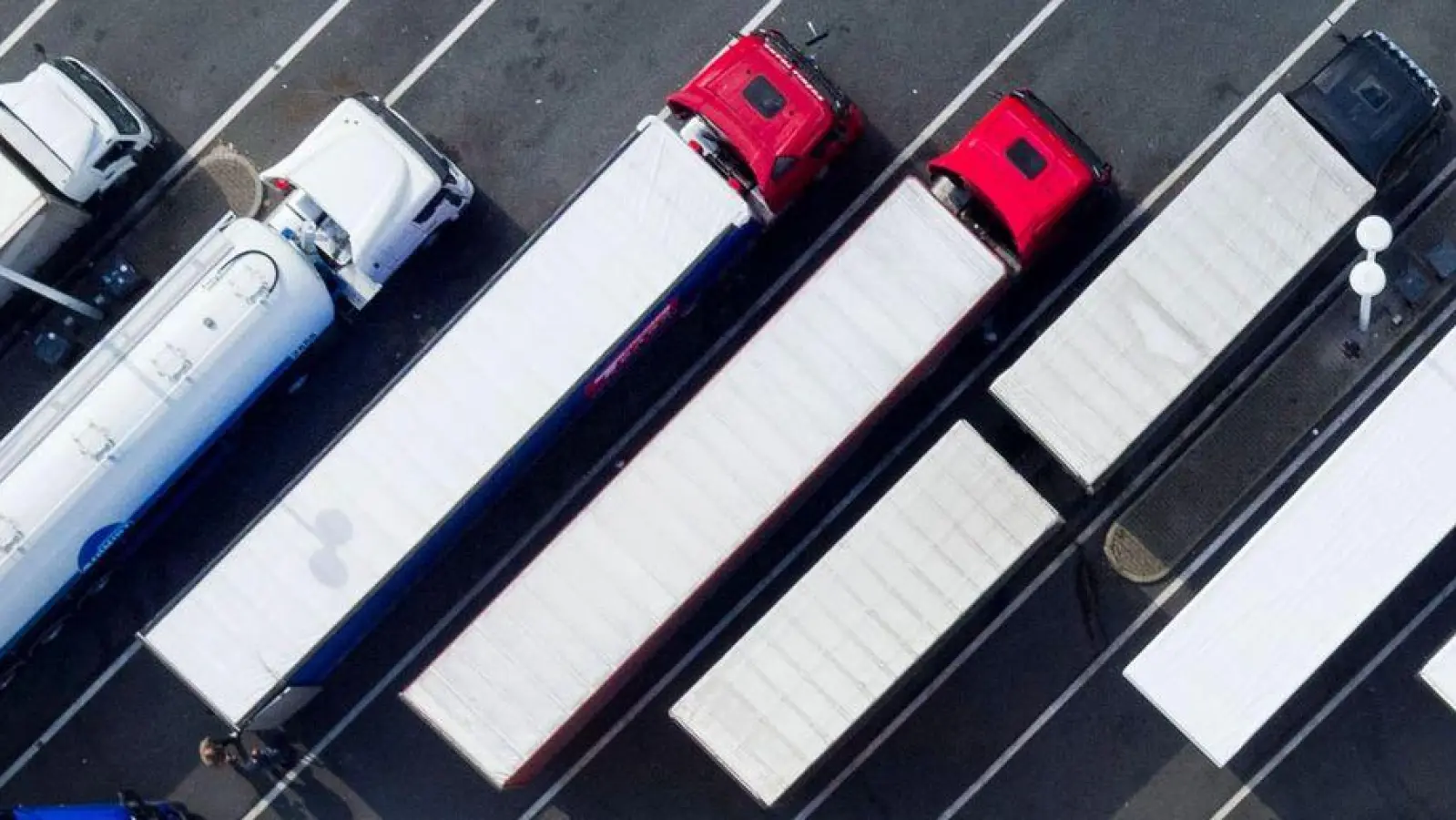 Wer als Lkw-Fahrer oder -Fahrerin einen Parkplatz sucht, ist oft gezwungen, an ungeeigneten Stellen zu halten. (Symbolbild)  (Foto: Arnulf Stoffel/dpa)