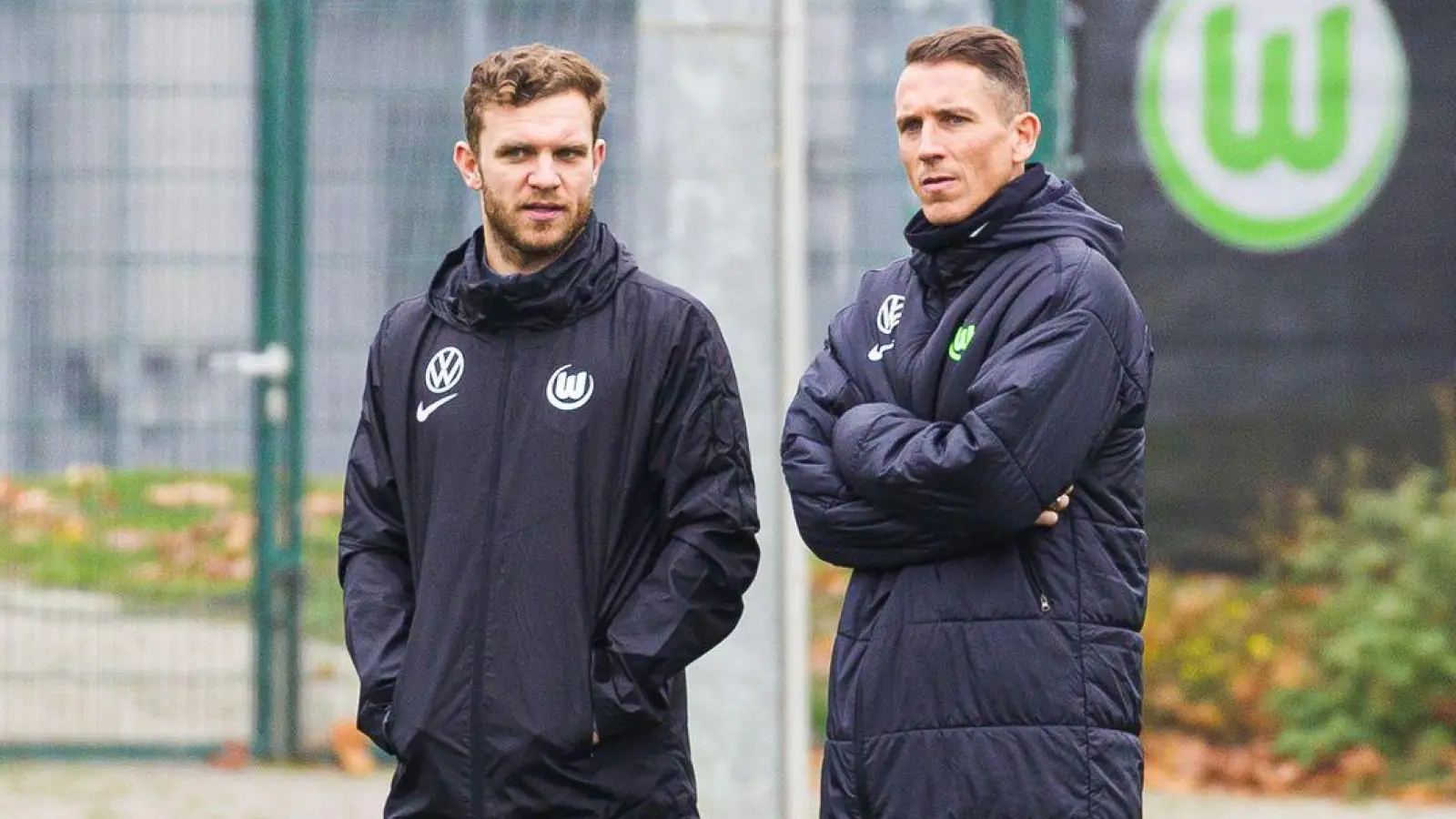 Trainer Daniel Bauer (2.v.l.) steht beim Training neben Co-Trainer Tobias Holm (l). (Foto: Moritz Frankenberg/dpa)
