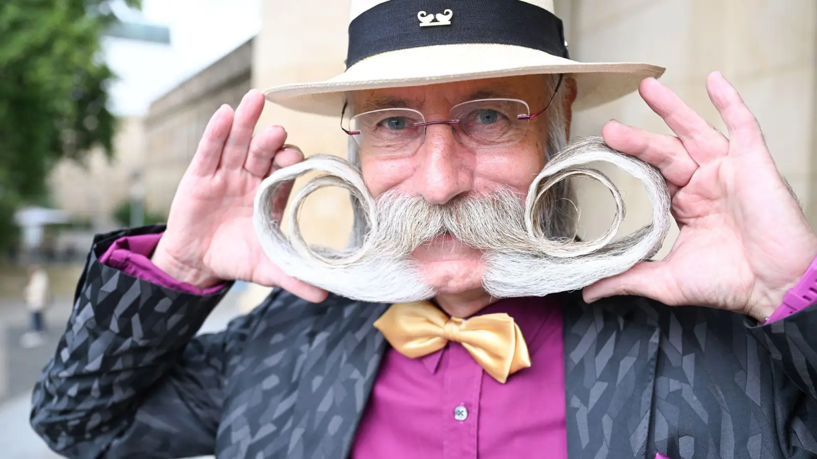 Jürgen Burkhardt ist mehrmaliger Bartweltmeister.  (Foto: Bernd Weißbrod/dpa)