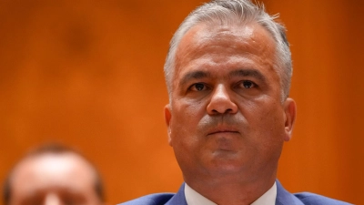 Der Kandidat für das Amt des Ministerpräsidenten Rumäniens, Adrian Vestea, wurde vom Parlament abgelehnt. (Foto: Vadim Ghirda/AP/dpa)