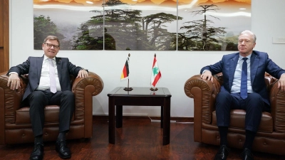 Außenminister Johann Wadephul (l, CDU) setzt seine Nahostreise im Libanon fort. In der Hauptstadt Beirut traf er seinen Amtskollegen Jussef Radschi. Unter anderem geht es um die Entwaffnung der Schiiten-Miliz Hisbollah.  (Foto: Marcus Brandt/dpa)