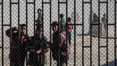 Palästinensische Kinder stehen hinter einem Zaun. (Foto: Abed Rahim Khatib/dpa)