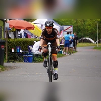 Die Hochleistungssportlerin kämpft auf dem Fahrrad. Insgesamt 540 Kilometer waren gefordert. Eine Runde war 10,6 Kilometer lang und 51 Mal musste diese zurückgelegt werden. Ihre Zeit dafür: etwas über 19 Stunden. Das Rennen ging auch durch die Nacht. (Foto: Daniel Pavlic)