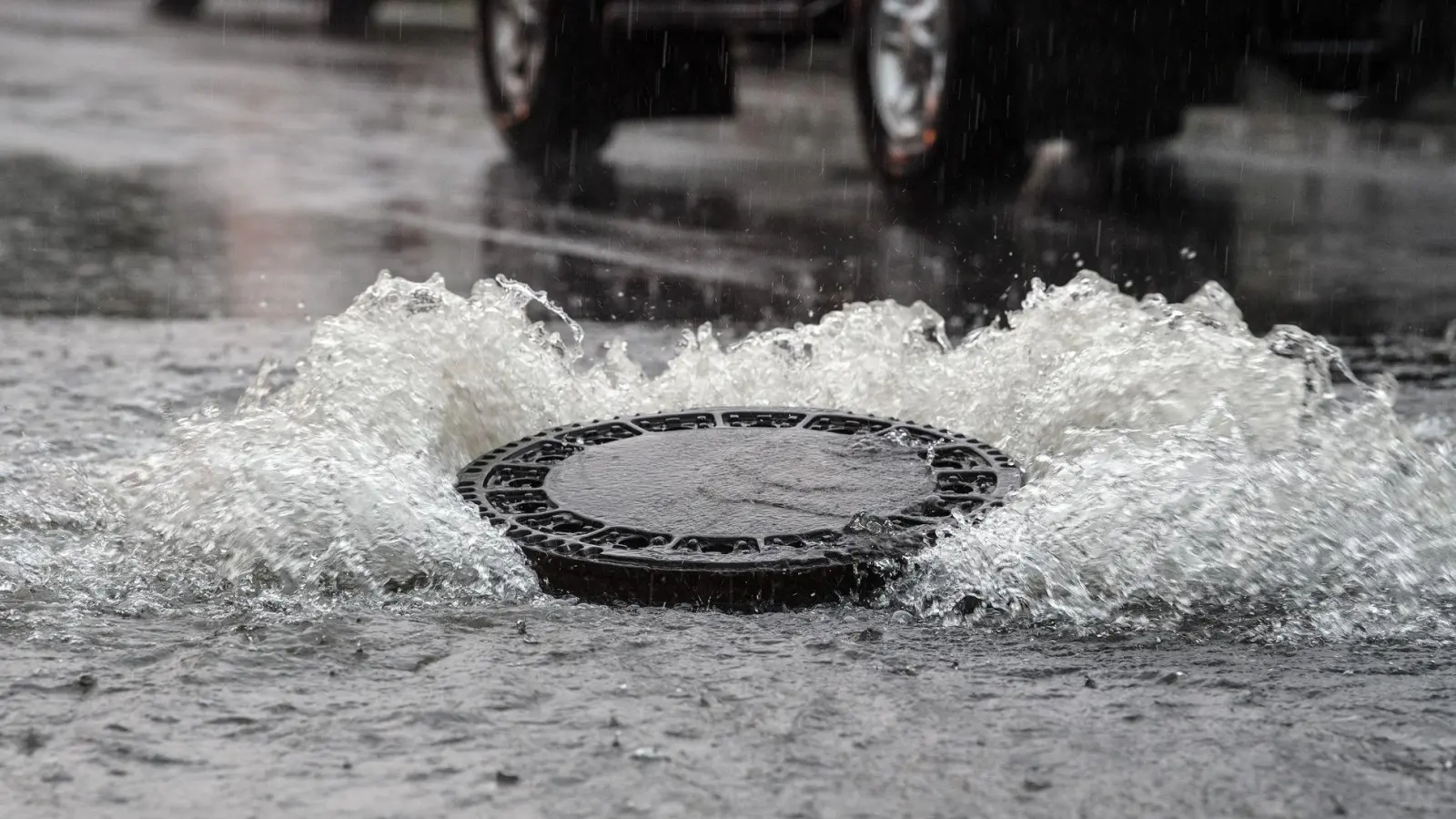 Mehrere Gullydeckel wurden während des Unwetters ausgehoben. (Symbolbild) (Foto: picture alliance / Federico Gambarini/dpa)