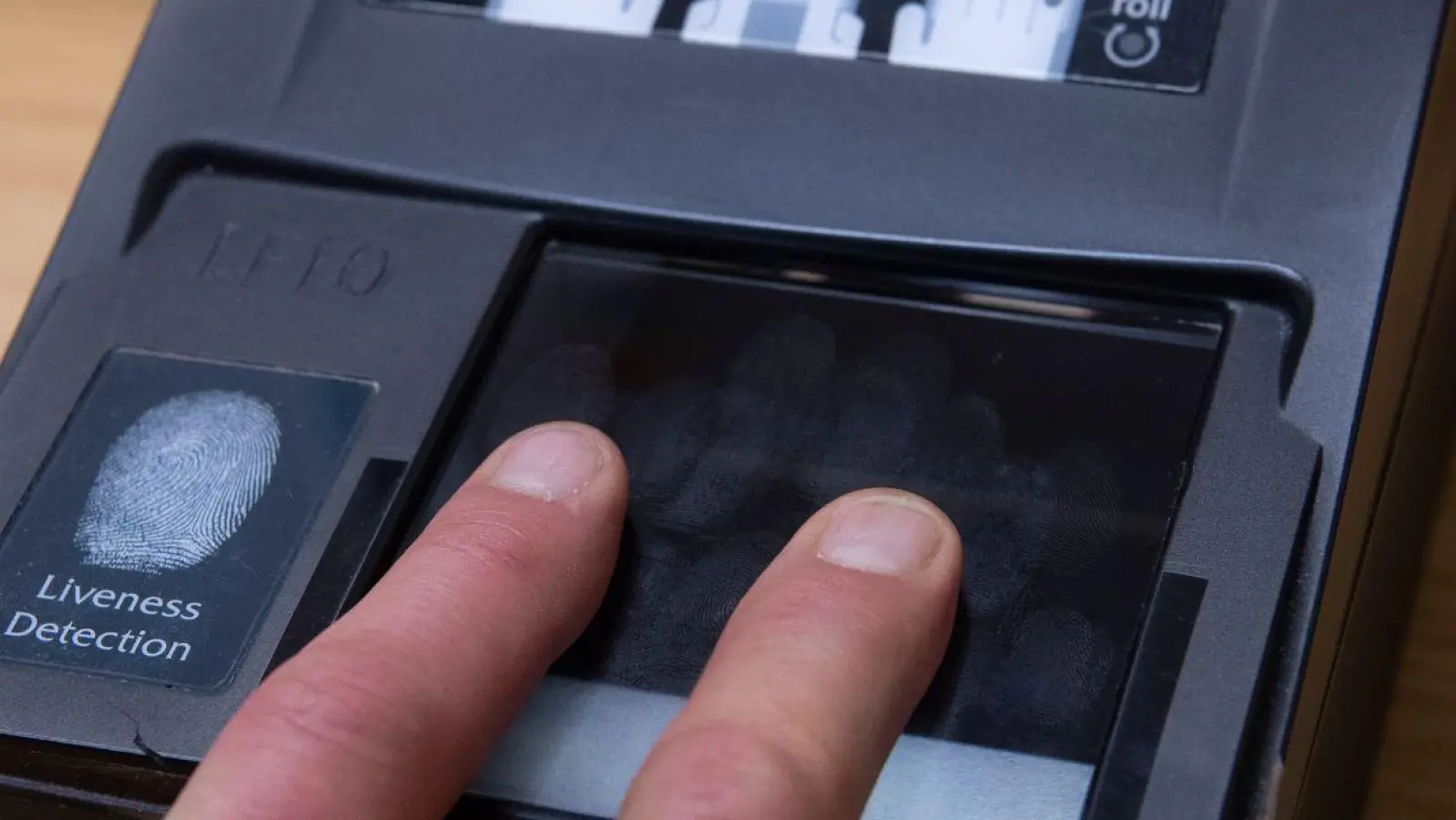 Gängige Praxis: Für einen Personalausweis werden Fingerabdrücke gescannt. (Foto: Paul Zinken/dpa)
