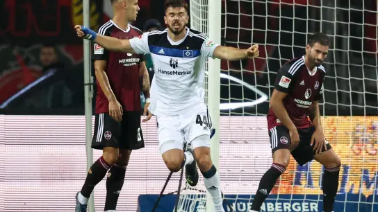 Mario Vuskovic (M) jubelt über seinen Treffer zum 1:0 für den HSV in Nürnberg. (Foto: Daniel Karmann/dpa)