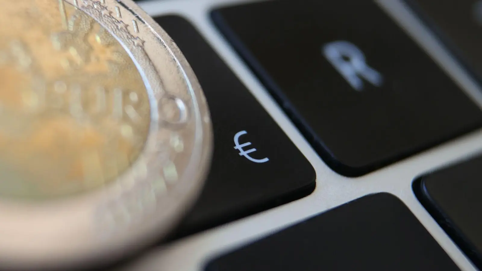 Die Einführung des digitalen Euro wird nach einer Studie der Beratungsgesellschaft PwC erhebliche Kosten für europäische Banken verursachen. (Foto: Karl-Josef Hildenbrand/dpa)