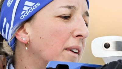 Franziska Preuß am Schießstand. (Foto: Sven Hoppe/dpa)