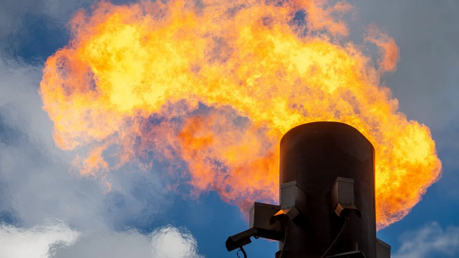 Gas wird an einer mobile Fackelanlage abgebrannt. (Foto: Hendrik Schmidt/dpa-Zentralbild/dpa)