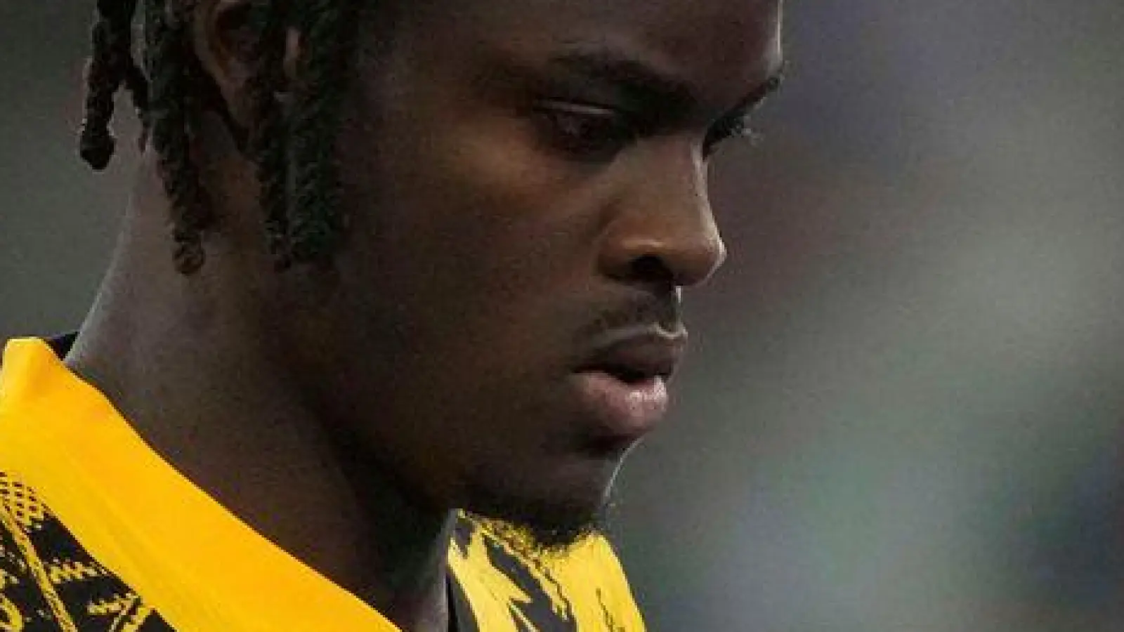 Kein Pokal und verletzt: Ein gebrauchter Tag für Yann Aurel Bisseck. (Foto: Matthias Schrader/AP/dpa)