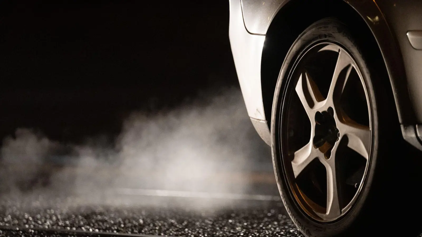 Ursprünglich war beschlossen worden: Neuwagen in der EU ab 2035 sollen im Betrieb kein klimaschädliches Kohlenstoffdioxid (CO2) mehr ausstoßen dürfen. Das soll sich ändern. (Symbolbild) (Foto: Sebastian Kahnert/dpa)