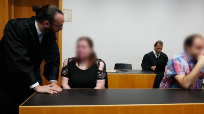 Die beiden Angeklagten, hier im ersten Prozess vor dem Amtsgericht, sind wegen Misshandlung ihres Sohnes zu mehr als drei Jahren Haft verurteilt worden. (Archivbild) (Foto: Ulf Vogler/dpa)