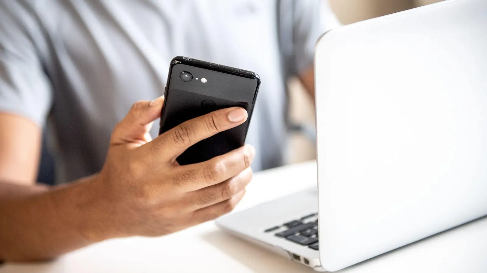 Lieber keine Witze im Verwendungszweck der Überweisung: Bei Auffälligkeiten im Zahlungsverkehr Sind Banken verpflichtet, diese zu melden. (Foto: Zacharie Scheurer/dpa-tmn)