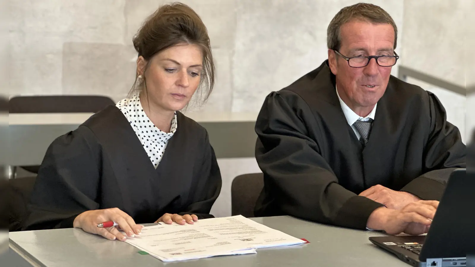 Dieses Verteidiger-Duo kämpfte vergebens darum, dass der Angeklagte noch einmal Bewährung bekommt: Felizitas Katerla und Matthias Bolay.  (Foto: Gudrun Bayer)