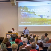 Beim vierten Bürger-Energie-Dialog der Stadtwerke Feuchtwangen sorgte die geplante Biogasanlage für eine emotionale Debatte. Rund 200 Interessierte besuchten die Veranstaltung in der BauAkademie. Bürgermeister Dr. Ulrich Grünwald und der technische Leiter der Stadtwerke, Lothar Beckler, standen Rede und Antwort. (Foto: René Chlopotowski)
