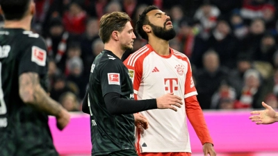 Bayerns Eric Maxim Choupo-Moting (2.vl) reagiert enttäuscht. (Foto: Lukas Barth/dpa)