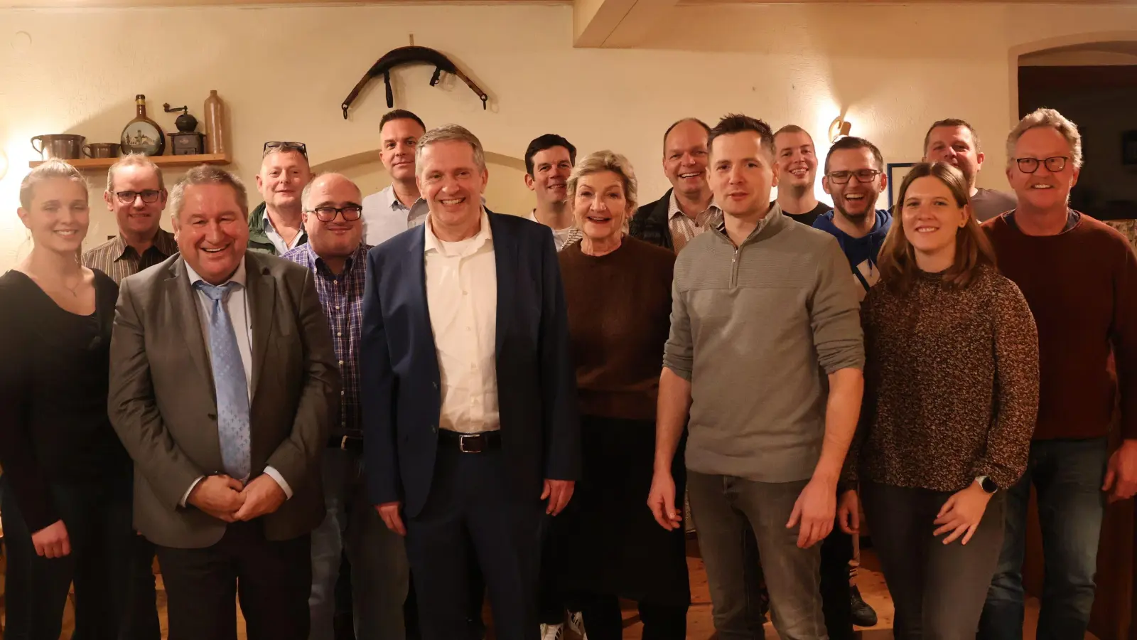 Die Nominierten der Scheinfelder ÜWG mit Klaus Luckert (Siebter von links) als Spitzen- und Bürgermeisterkandidat freuen sich nach eigenem Bekunden auf den Wahlkampf. (Foto: Andreas Reum)