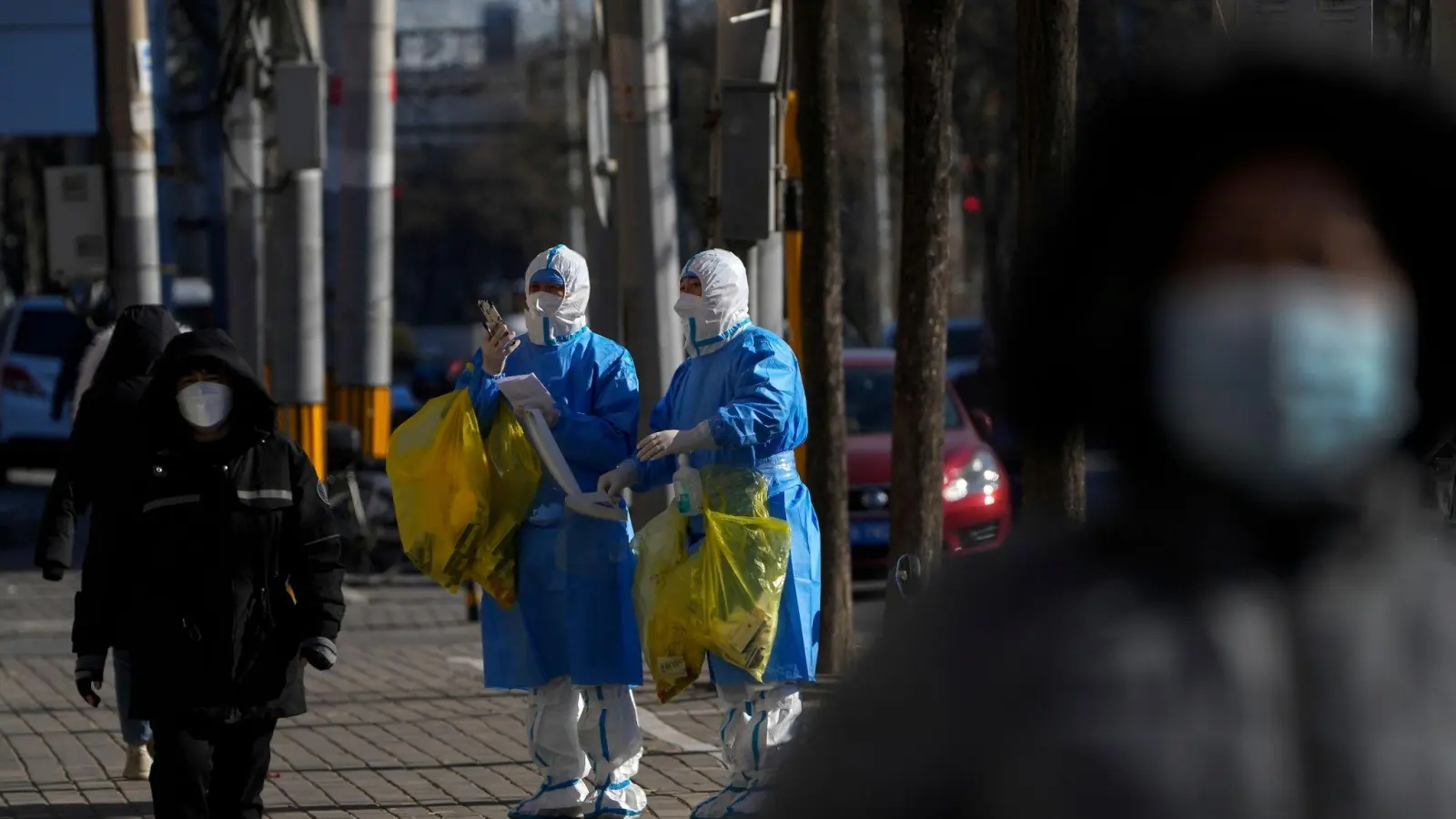 Im Kampf gegen die Corona-Pandemie hat China seine strikten Null-Covid-Maßnahmen etwas gelockert. (Foto: Andy Wong/AP/dpa)