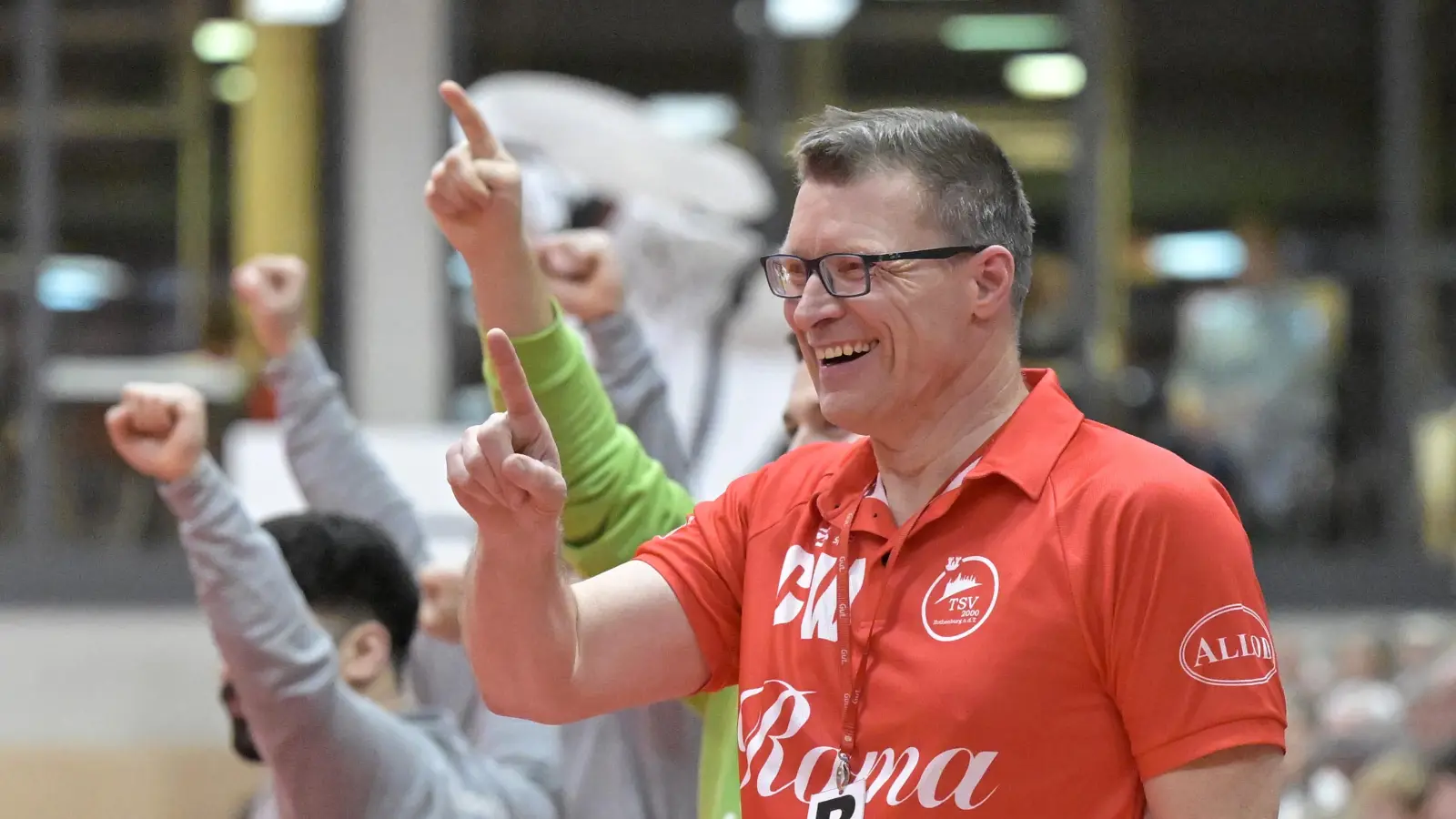 Die zuletzt gute Stimmung wollen die Rothenburger (rechts Trainers Christian Weigl) über das Heimspiel gegen Regensburg hinwegretten. (Foto: Martin Rügner)