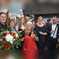 Das ganze Rösch Team feiert ihre „Karin” (vorn im Bild mit dem Hähnchen in der Hand) gratuliert ihr zum 50-jährigen Jubiläum. Auch Neustadts Bürgermeister Alexander Müller (rechts) kam und gratulierte. (Foto: Christa Frühwald)