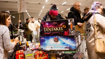 Das gewohnte Bild an den Kassen: Kundinnen und Kunden fahren mit überfüllten Einkaufswagen vor. Viele lassen sich ihren Silvester-Spaß einiges kosten. (Foto: Evi Lemberger)