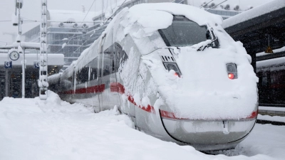 Ein ICE der Deutschen Bahn steht auf einem verschneiten Gleis am Hauptbahnhof in München. (Foto: Sven Hoppe/dpa)