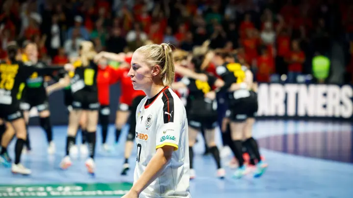 Die deutschen Handball-Frauen um Jenny Behrend verloren gegen Montenegro. (Foto: Kolektiff Images/dpa)
