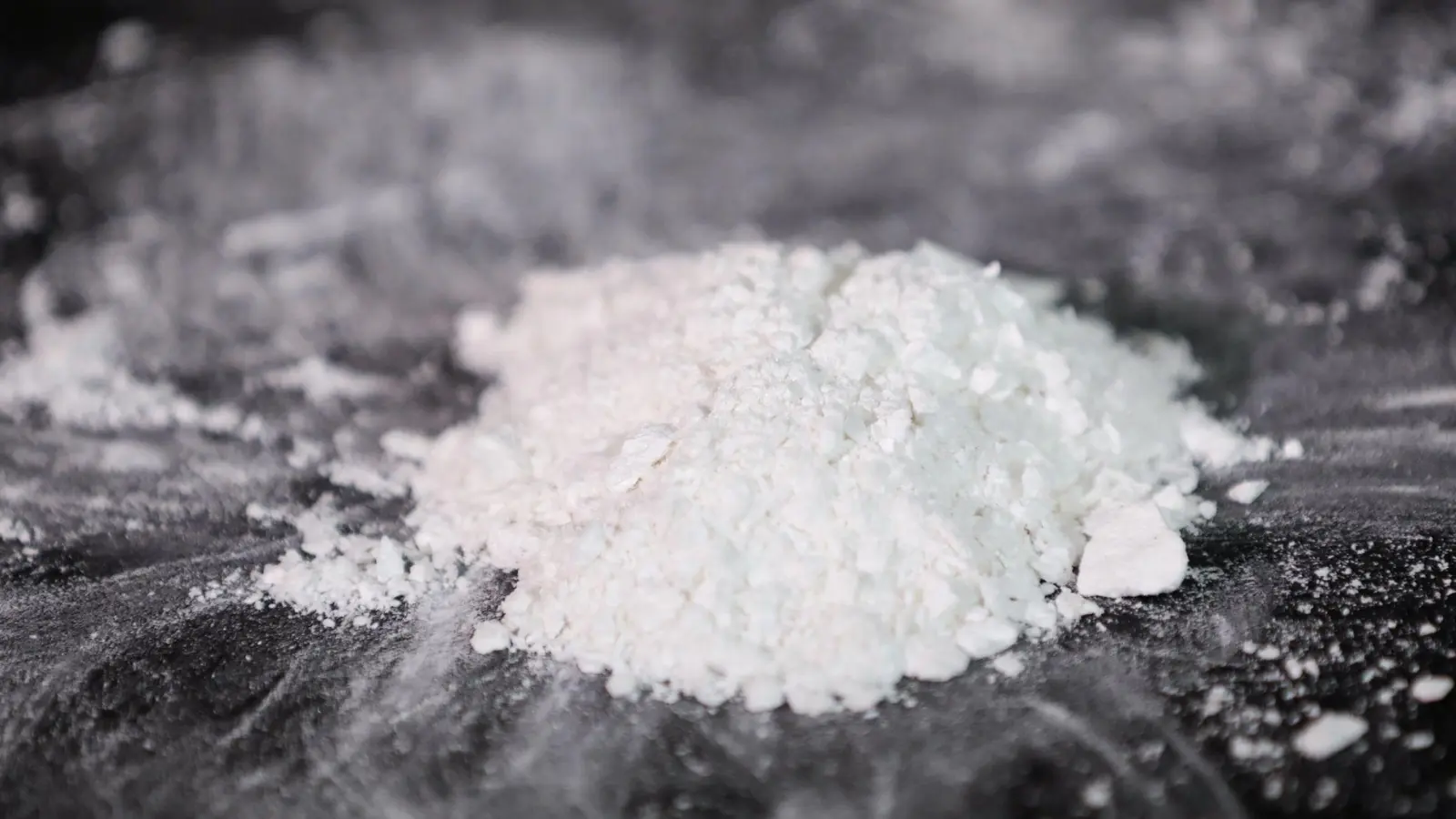 Vor Kindern soll der 32-Jährige Kokain konsumiert haben. (Symbolbild) (Foto: Christian Charisius/dpa)