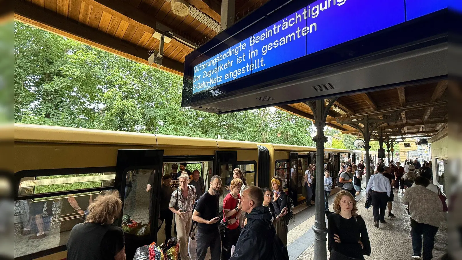 Der gesamte S-Bahn-Verkehr wurde am Abend eingestellt. (Foto: Michael Brandt/dpa)