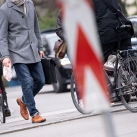 Zu Fuß, mit Auto oder Fahrrad - wie bewegen sich die Bayern? (Illustration) (Foto: Sven Hoppe/dpa)