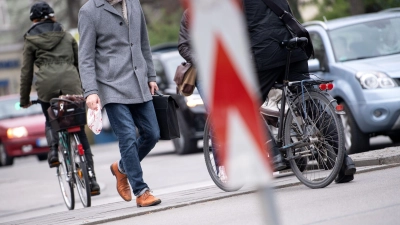 Zu Fuß, mit Auto oder Fahrrad - wie bewegen sich die Bayern? (Illustration) (Foto: Sven Hoppe/dpa)